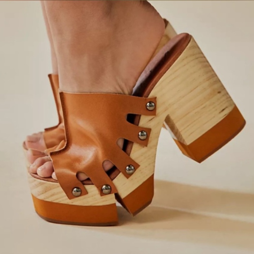 NEW IN BOX Free People Cassis Clog in Tan/Taupe, Size 38